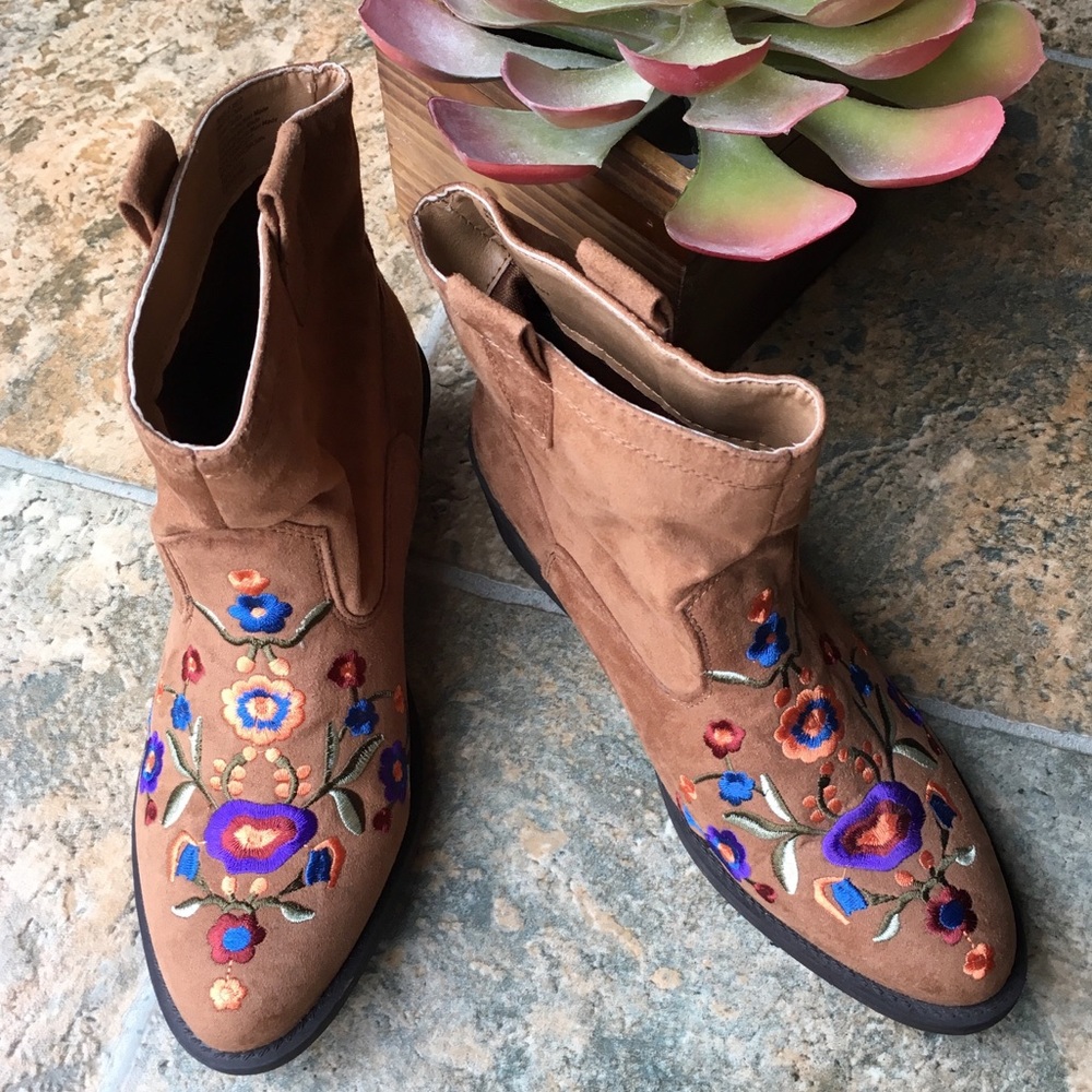 Western Floral Embroidered Booties